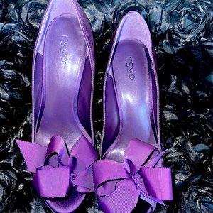 "Chic peep-toe high heels with graceful ribbon tie. Elevate your style."